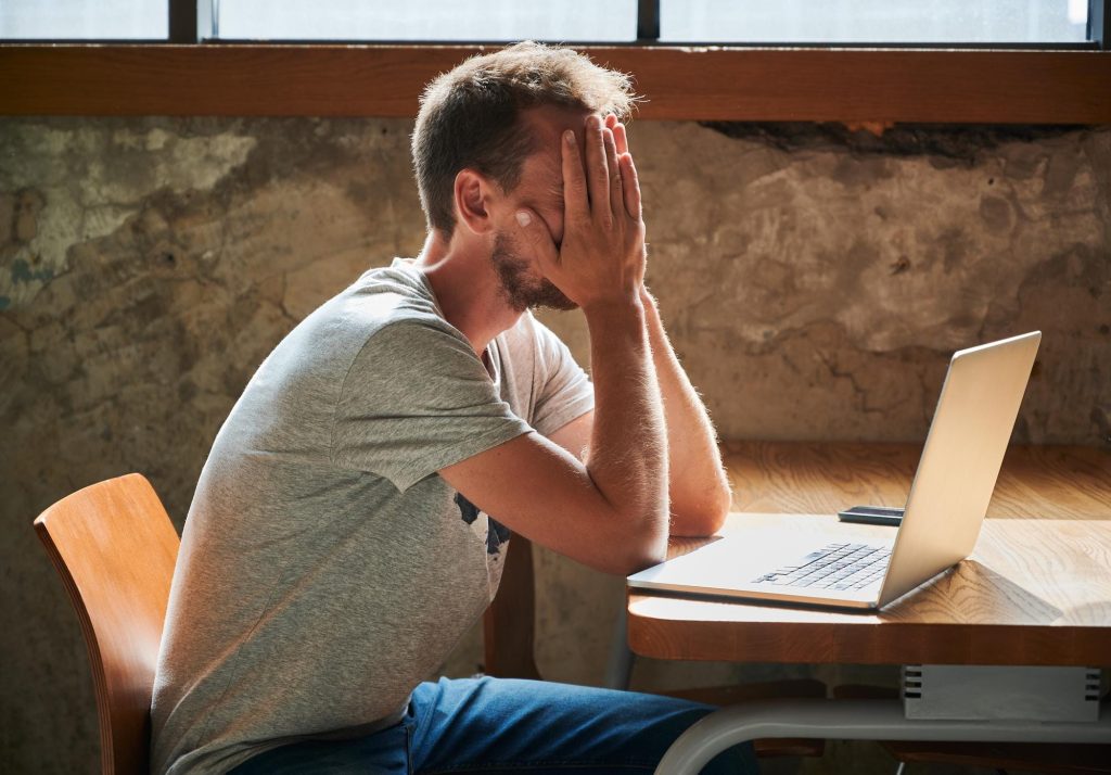 Pessoa com sinais de burnout e esgotamento emocional no contexto de trabalho